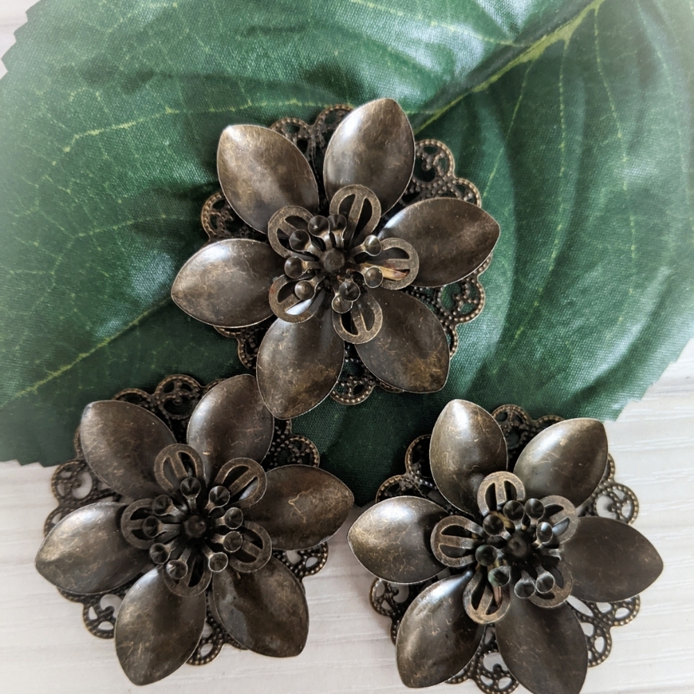 (7/$25) 3 Flower Pendants - metal embellishments charms connectors